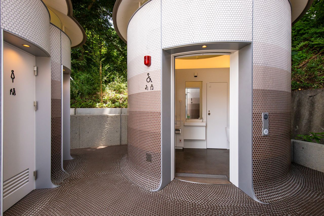 Les toilettes individuelles sont spacieuses et faciles d’accès même pour des personnes en fauteuil roulant.