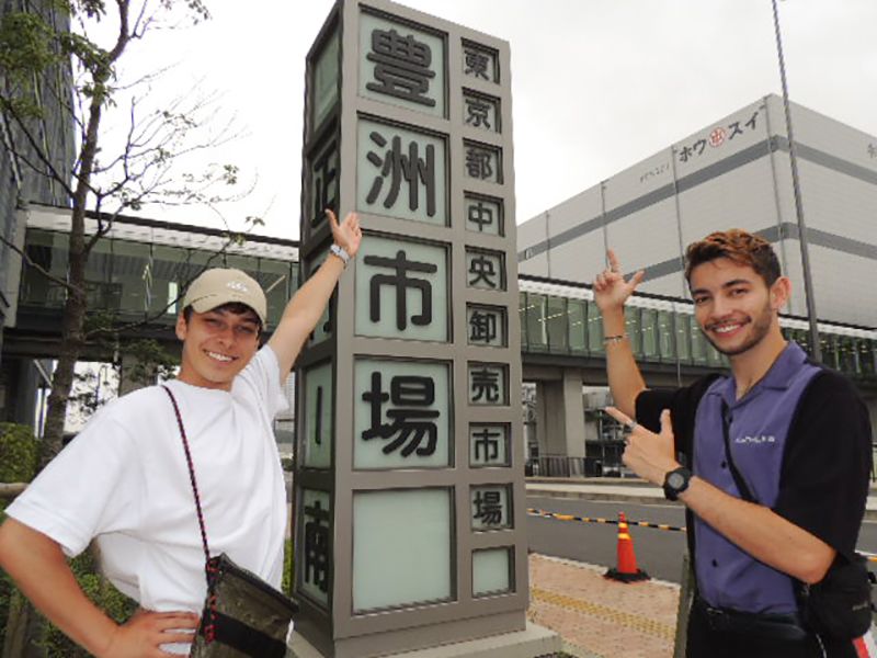 Martin (à gauche) et Vinny devant le marché de Toyosuen juillet 2019  (© Kawamoto Daigo)