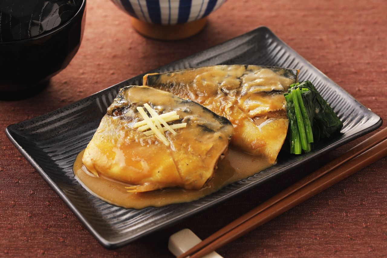 Maquereau mijoté dans une sauce miso, un must dans de nombreux restaurants et bars izakaya japonais (© Pixta)