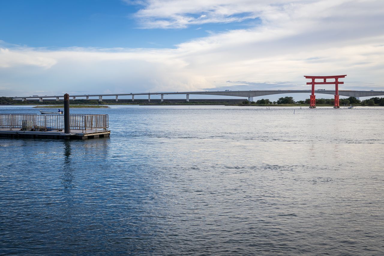 Le lac Hamana est célèbre pour ses élevages d’anguilles. La photo montre la porte rouge du torii à l'extrémité sud du lac Hamana, à Ikarise.