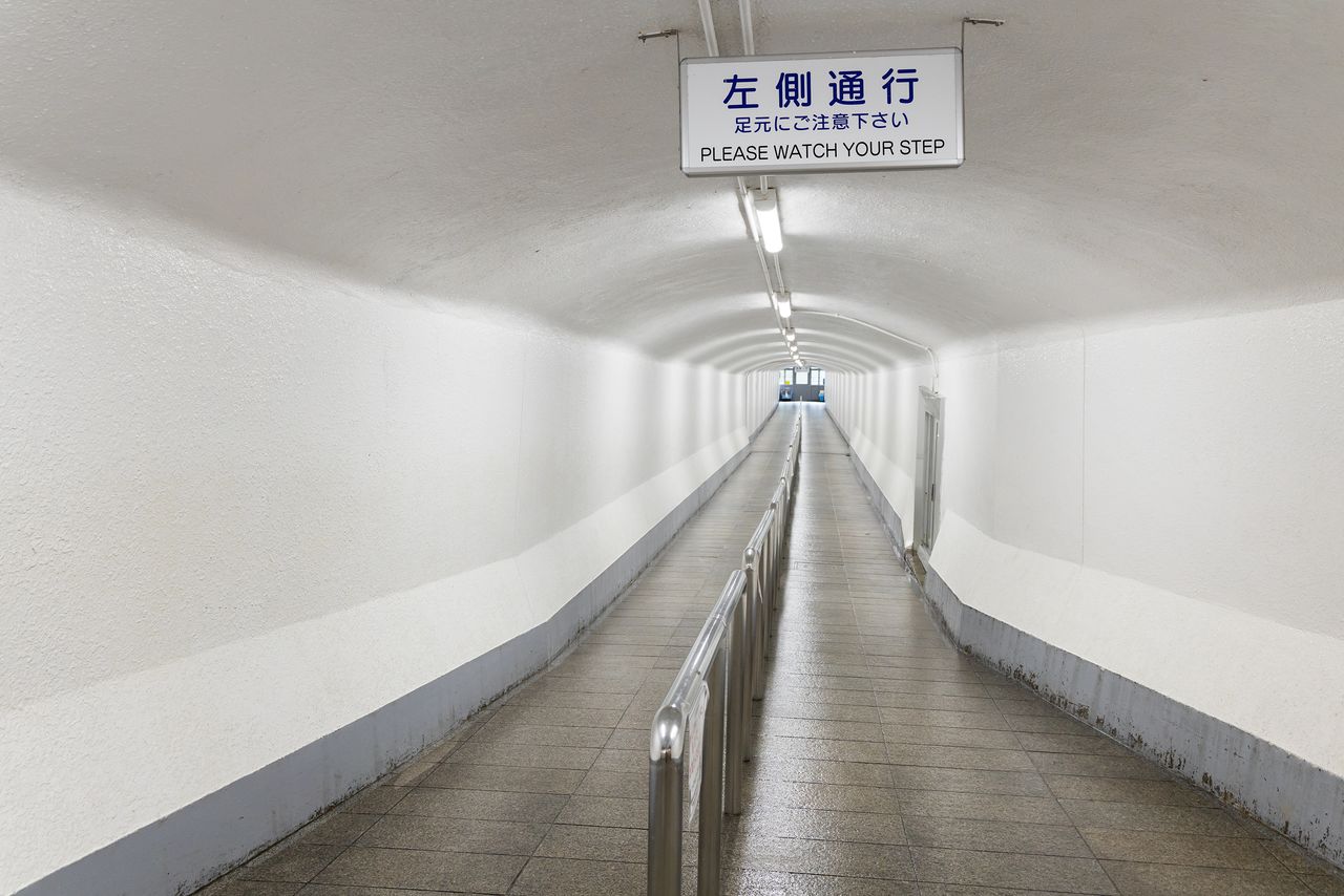 	Le long tunnel qui mène des ascenseurs à la plateforme d’observation reste frais, même en plein été.