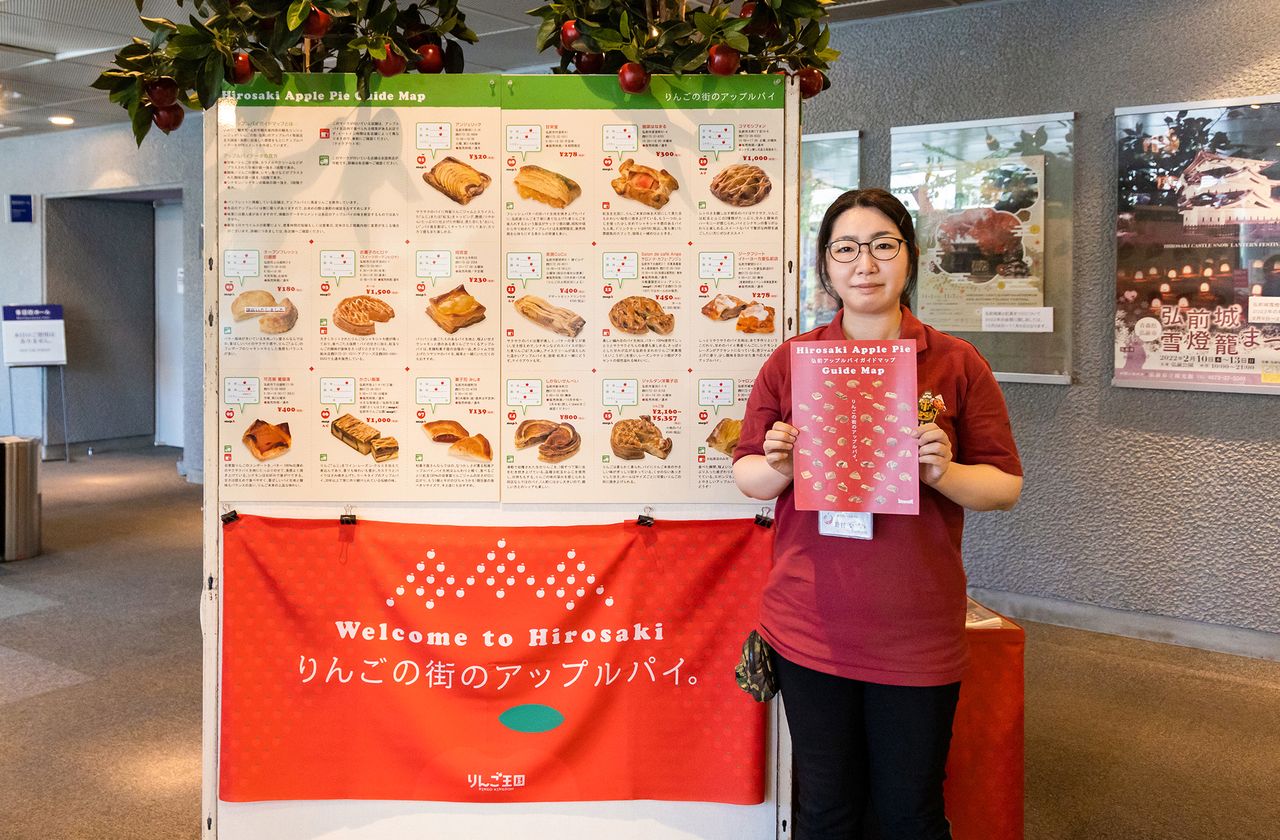 Nomura Izumi, avec en main un exemplaire de la précieuse Carte guide des tartes aux pommes de la ville de Hirosaki.