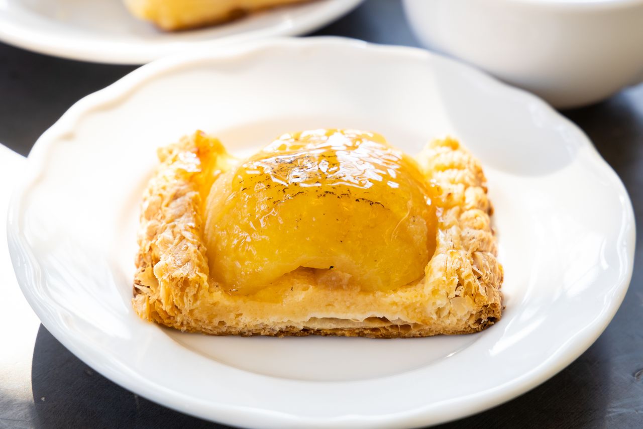 Un autre style de tarte aux pommes ; celui du Tea Lounge Eau Clair, avec une pomme de la variété Fuji coupée en tranches généreuses, sur une pâte croustillante.