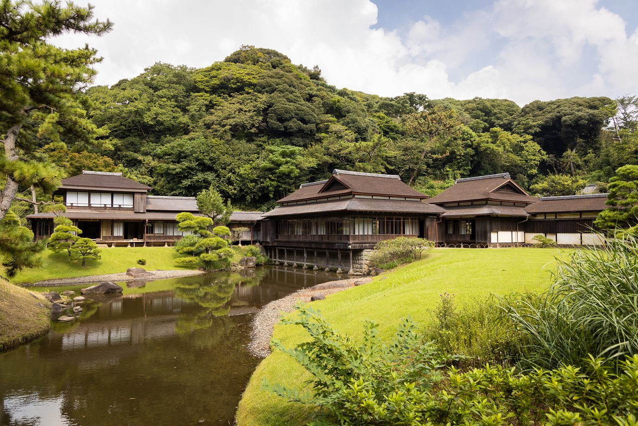 Le jardin intérieur qui, à une époque, a été le jardin privé du fondateur, Hara Sankei. La villa Rinshunkaku se trouve en son sein.