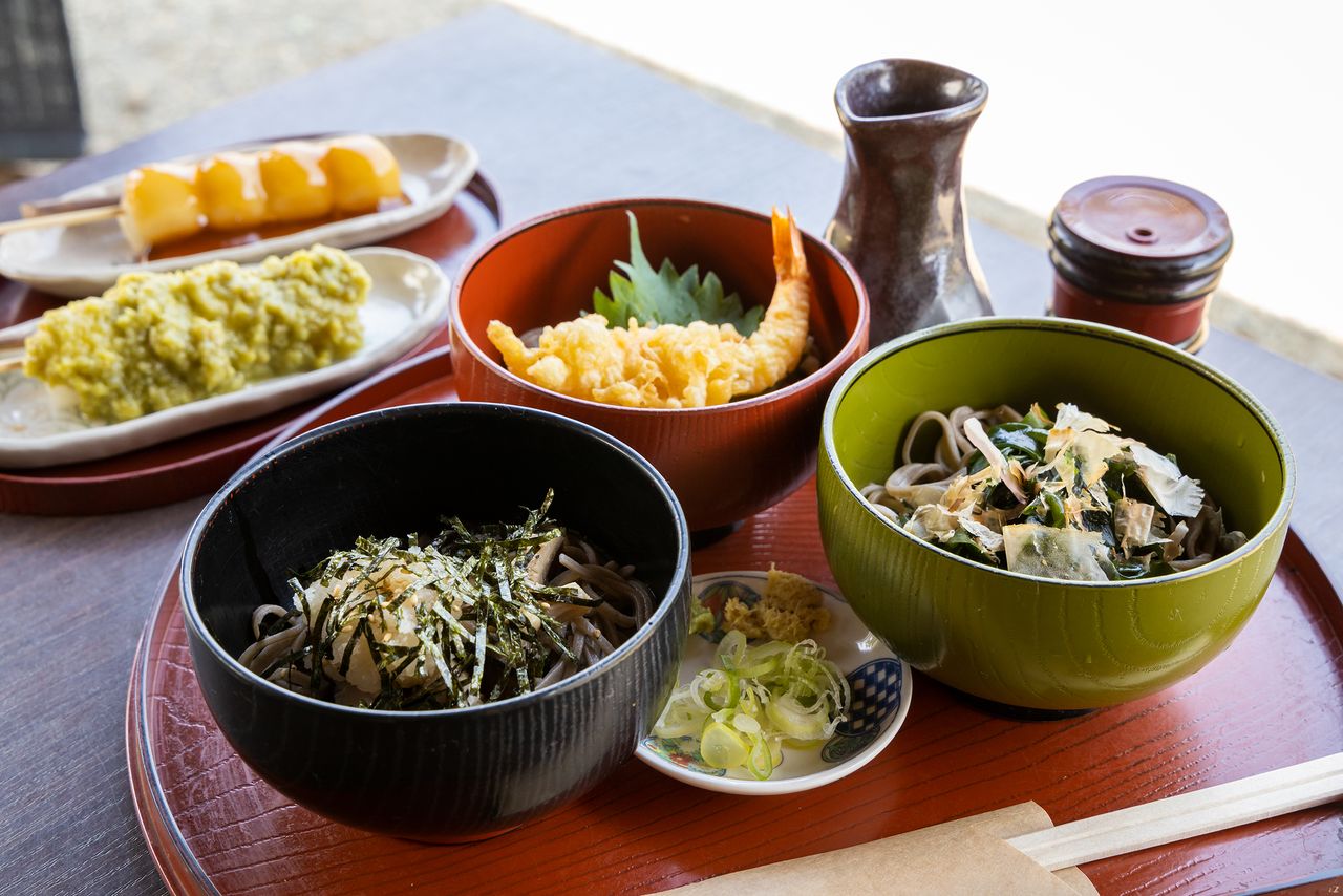 Le menu « Sankeiwan » consiste en un bol de soba, une tempura de gambas, et une salade de radis râpé avec des algues wakame, au prix de 1 200 yens. Une brochette de dango grillés coûte 150 yens.