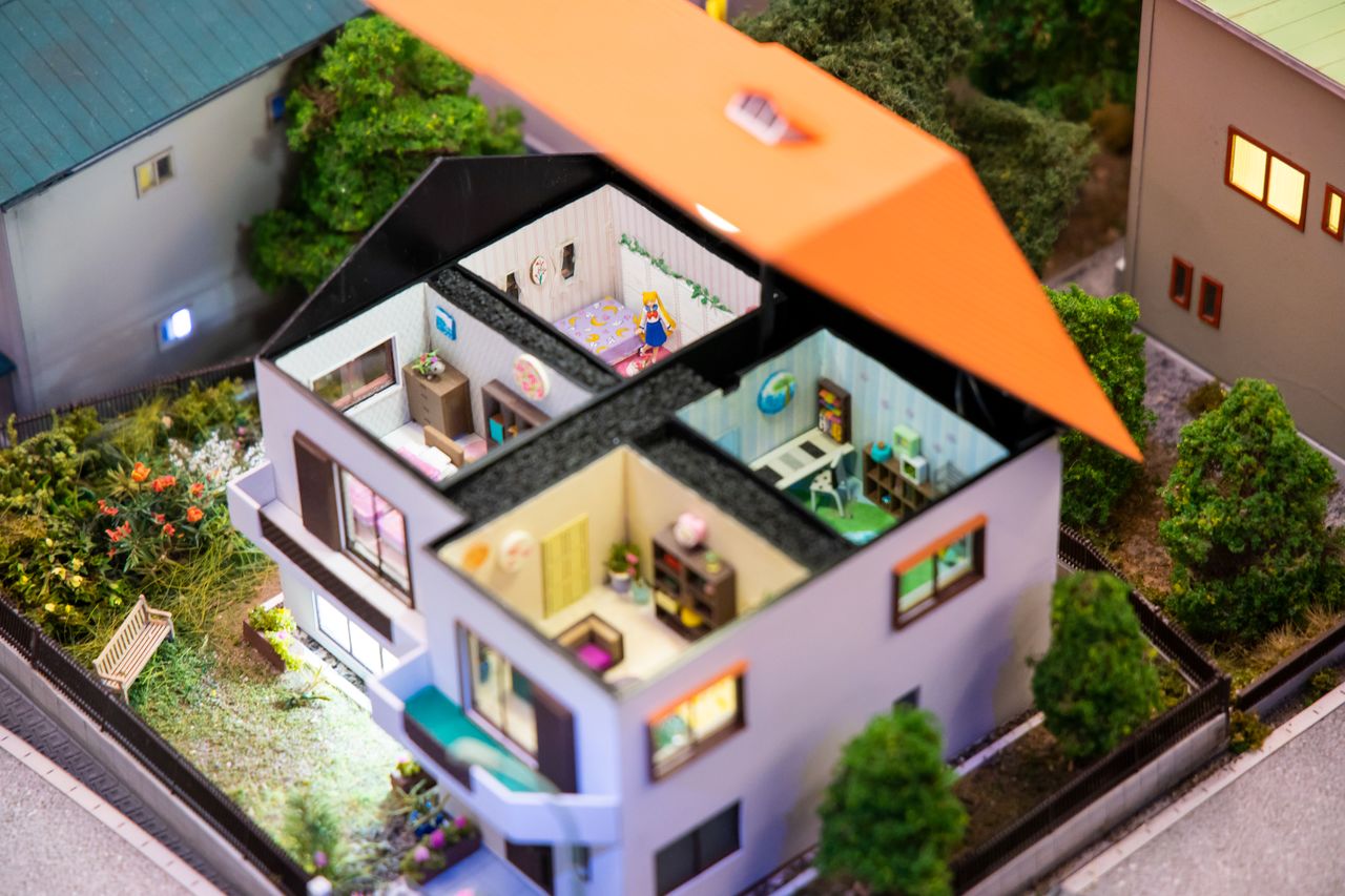 La maison d’Usagi. Le toit s’ouvre à intervalles réguliers. Même les papiers peints et les meubles sont reproduits exactement ! © Naoko Takeuchi