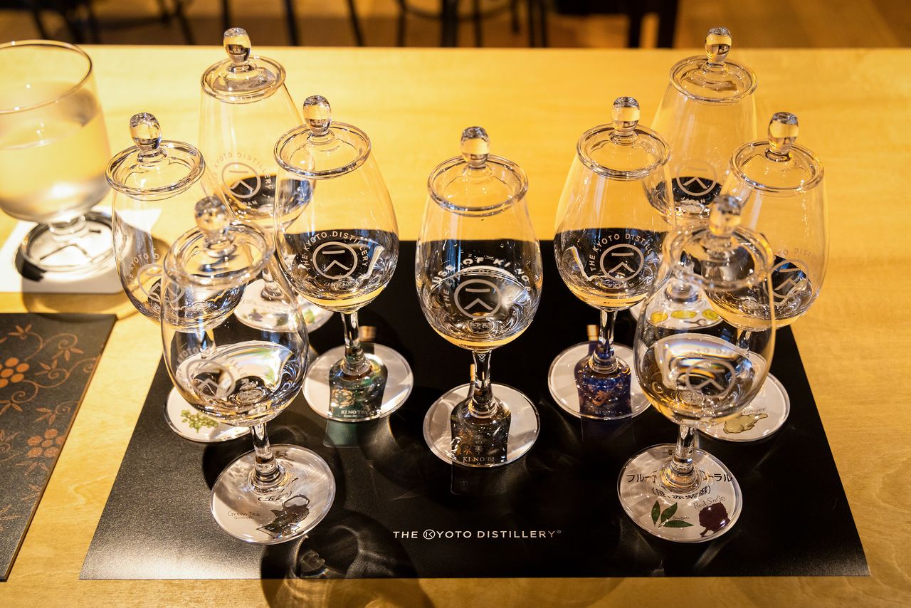 Le séminaire comprend des dégustations des marques de gin de la distillerie Ki no Bi, Ki no Tea et Ki no Bi Sei, ainsi que des six éléments de base.
