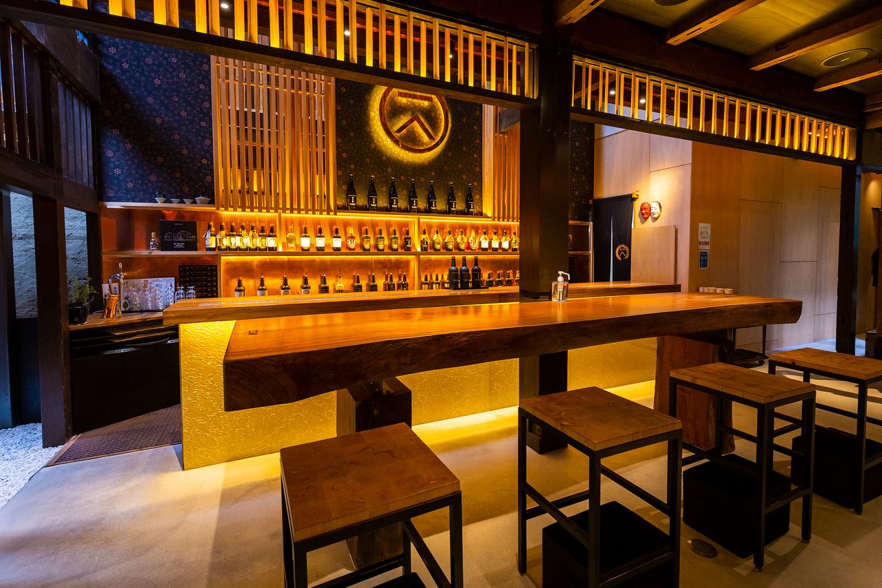 Le Ki no Bi no Ma est un bar proposant un large éventail de cocktails composés avec le gin de la maison.
