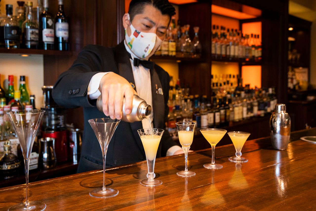 Un barman du bar K6 de la rue Kiyamachi, à Kyoto, verse un coktail à base de Ki no Bi élevé dans un tonneau de vin d’Ama no Hashidate.