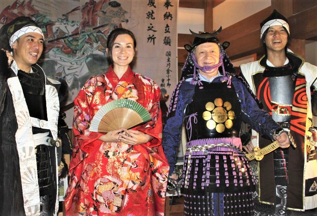 L’ambassadeur de Saint Marin au Japon Manlio Cadelo, accompagné de son épouse, porte une armure de samouraï lors de son séjour au château. (Kyodo)