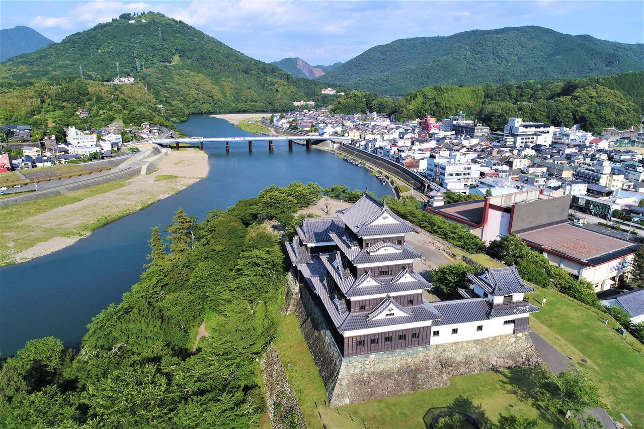 Le château d’Ôzu doit sa forme actuelle aux fortifications dont il a fait l’objet au début de l’époque d’Edo (1603-1868). Le donjon principal tenshu, démoli en 1888, a été reconstruit en bois en 2004. Les hôtes sont hébergés dans une chambre à coucher du rez-de-chaussée de la tour. (© Value Management)