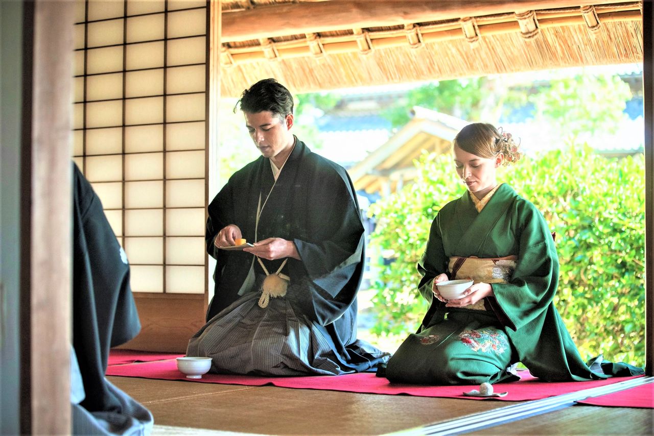 Au nombre des activités culturelles proposées en option figurent une cérémonie du thé à la manière d'un samouraï et des séances de méditation zen et de calligraphie de sûtras. (© Noroshi)