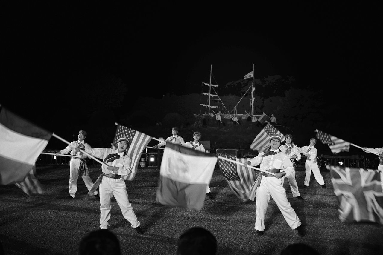 Une performance en plein air de l’histoire de Hakodate, jouée par des habitants. Dans cette scène, Hakodate vient de devenir un port ouvert suite à l’arrivée du commodore américain Matthew Perry à la fin de l’époque d'Edo (2019, parc de Goryôkaku).
