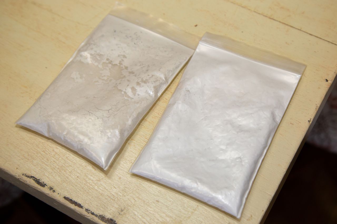 À droite, la séricite extraite par Sanshin Mining. Elle est beaucoup plus blanche que celle produite par un concurrent (à gauche). Son grain est également plus fin.