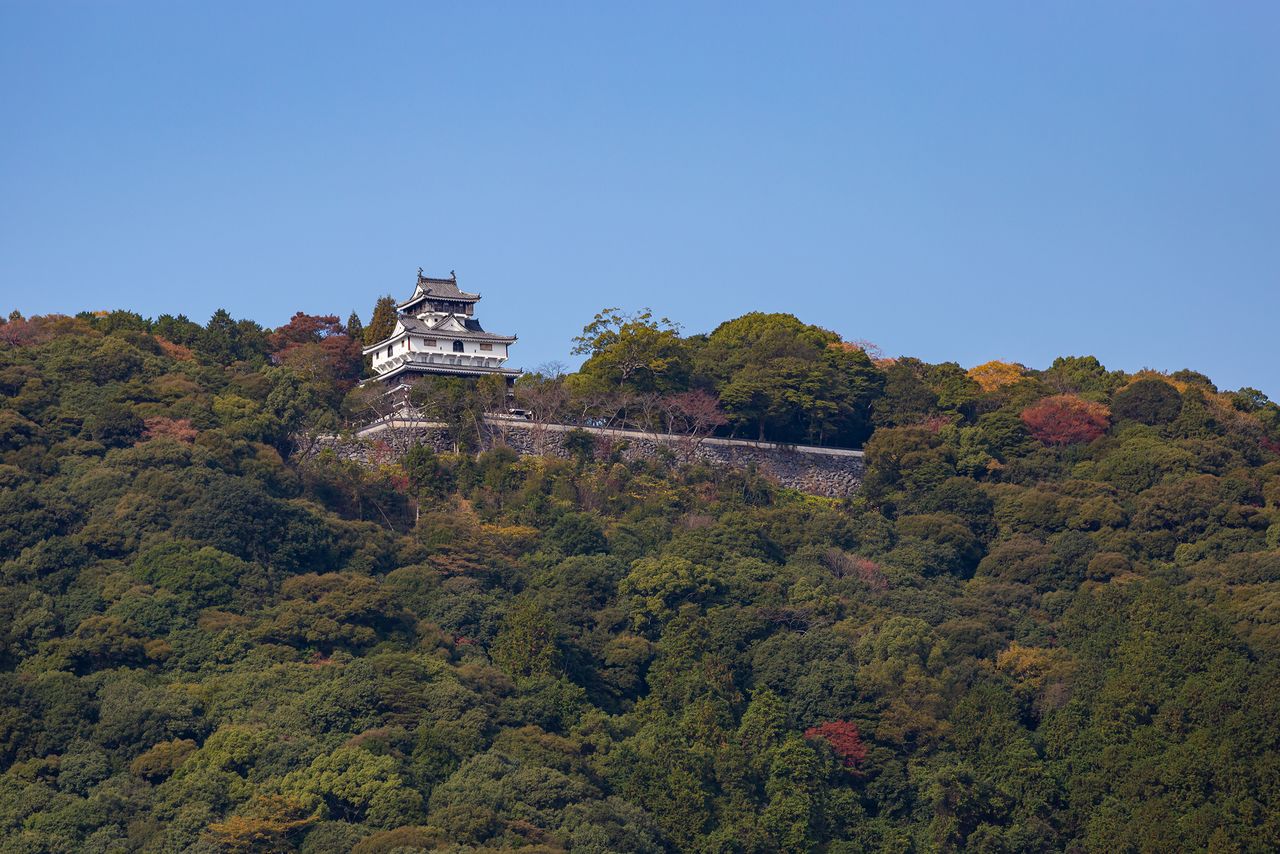 Vue du château d’Iwakuni depuis le pont Kintai. Le donjon actuel a été reconstruit en 1962.