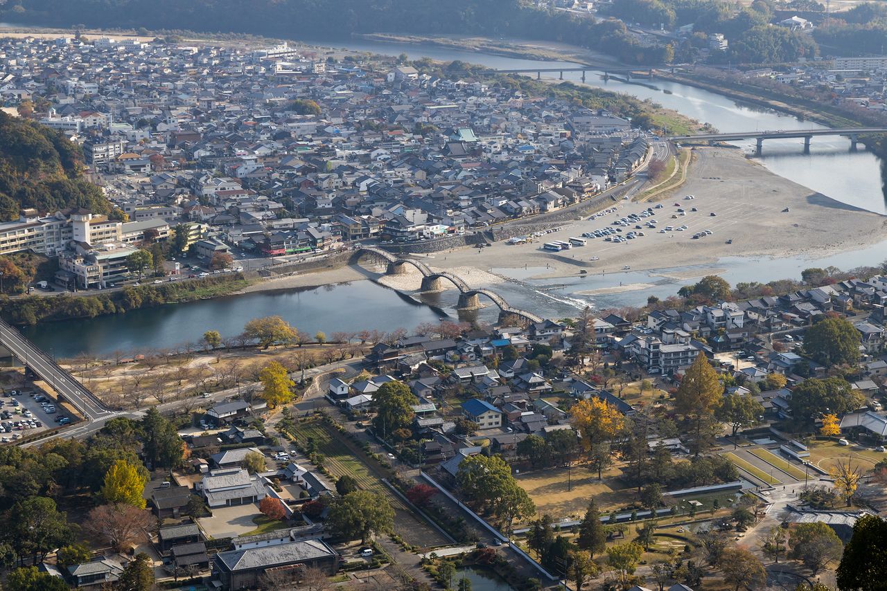 Le pont Kintai vu du haut du donjon. Au premier plan, on devine le quartier de Yokoyama, où se trouvait l’état-major et de l’autre côté de la rivière Nishiki, était la ville basse où vivaient les commis de seconde classe et le reste de la population.