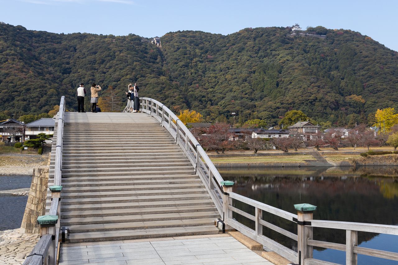 Le pont fait 5 mètres de large et la section en bois a été entièrement rénovée en 2004.