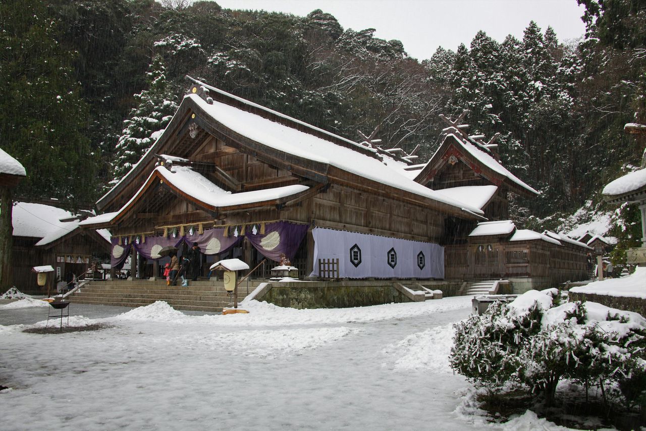 Le sanctuaire de Miho forme le centre du culte d’Ebisu au Japon, avec plus de 3 000 sites affiliés à travers le Japon. Les fidèles viennent prier pour des affaires prospères, une bonne pêche, et la protection en mer. (Avec l’aimable autorisation de l’office de tourisme de la préfecture de Shimane)