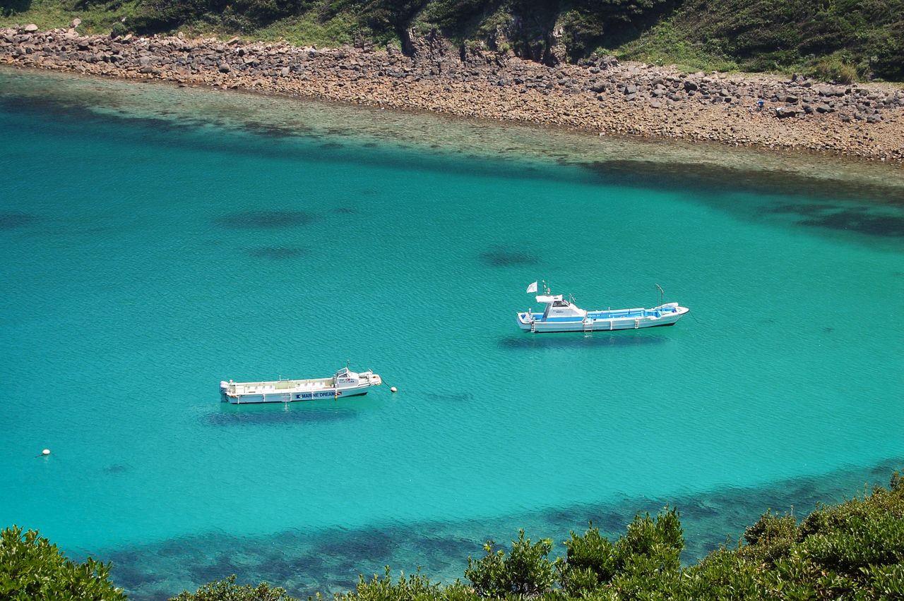 Cette photo de « bateaux suspendus sur l’eau » limpide de l’île de Kashiwa a attiré beaucoup d’attention sur les réseaux sociaux. (Avec l’aimable autorisation de l’office de tourisme et des congrès de la préfecture de Kôchi)
