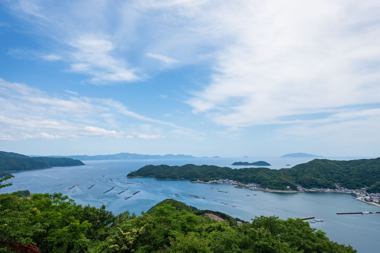 La vue à partir du mirador de la mer d’Uwa, qui fait 110 mètres de haut, à Ainan, préfecture d’Ehime. (Pixta)