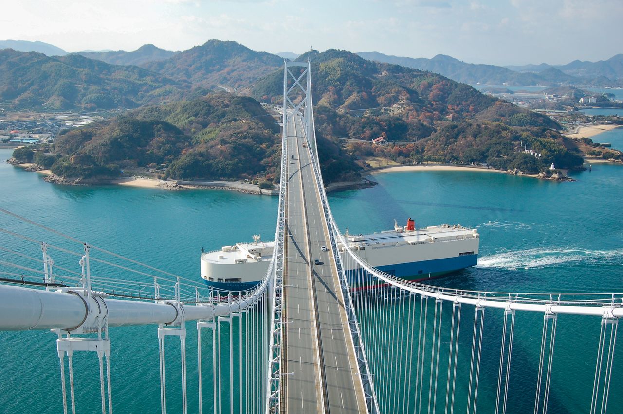 Le pont d’Innoshima fait partie des ponts sur le Shimanami Kaidô, un itinéraire à vélo très populaire. (Avec l’aimable autorisation de l’office de tourisme de la préfecture d’Okayama)