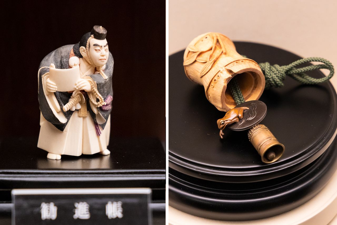 Le netsuke de gauche représente une scène provenant de la fameuse pièce de kabuki Kanjinchô. À droite, on voit un kagamibuta dont le couvercle est coiffé d'une grenouille.
