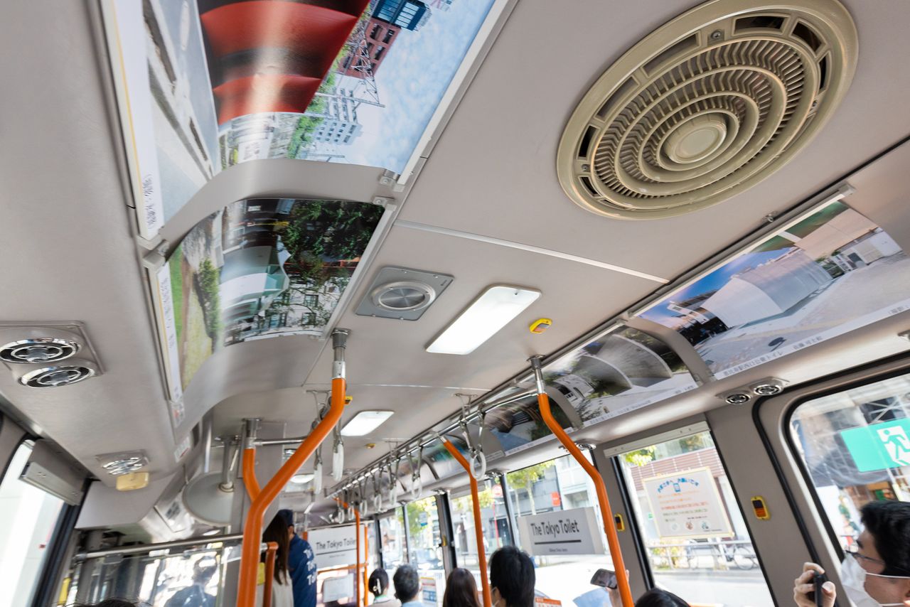 Des photos des installations de chaque créateur étaient affichées dans le bus.