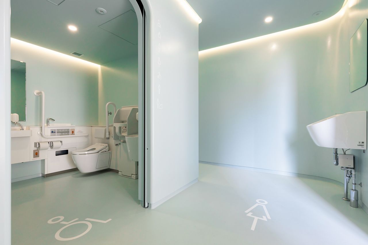 L'intérieur, tout de vert, respire la propreté et est équipé des installations sanitaires les plus récentes.