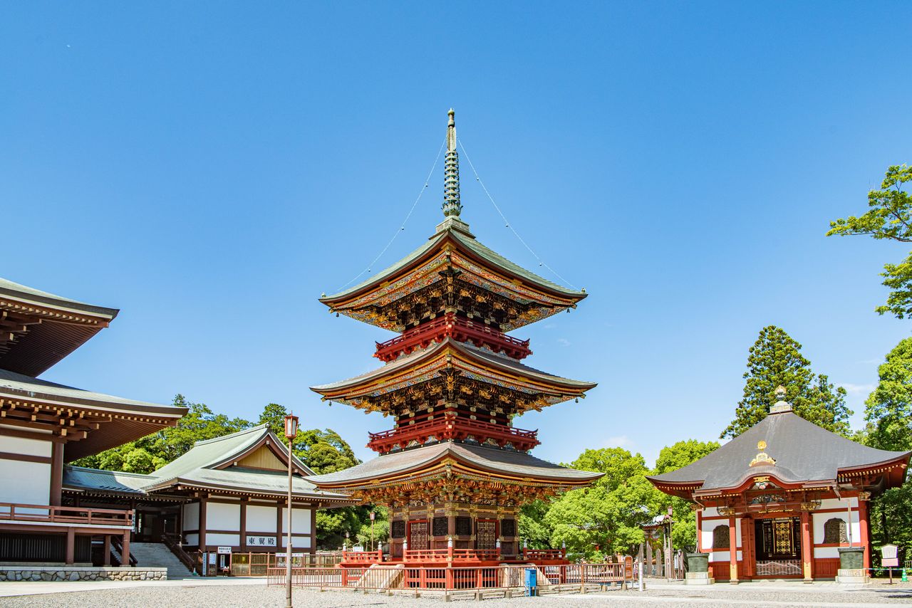 La pagode à trois étages du temple bouddhique Shinshô-ji, à proximité de l’aéroport de Narita. (© Pixta)