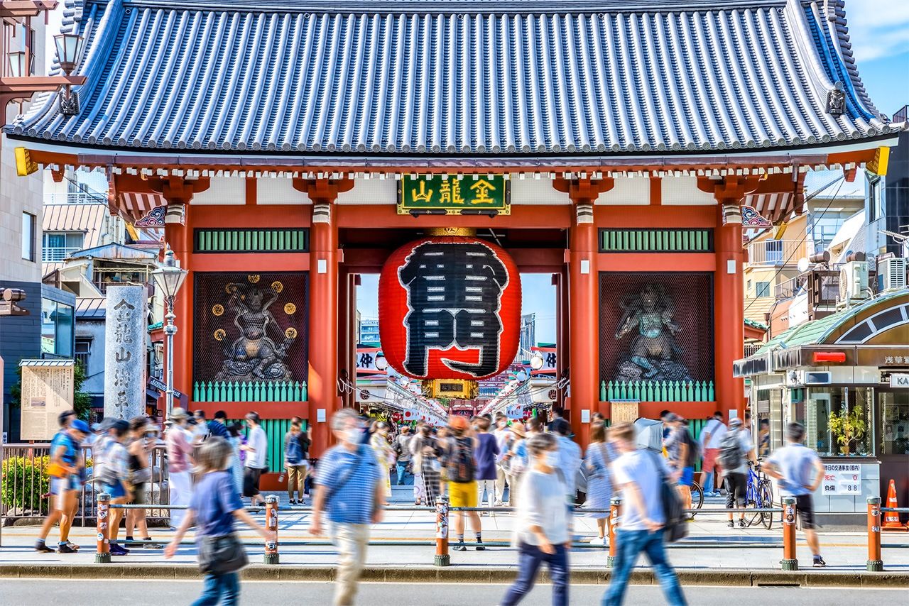 Une autre destination prisée est le temple Sensô-ji, connu pour sa magnifique porte Kaminari-mon (la porte du tonnerre), dans le quartier d’Asakusa. (© Pixta)