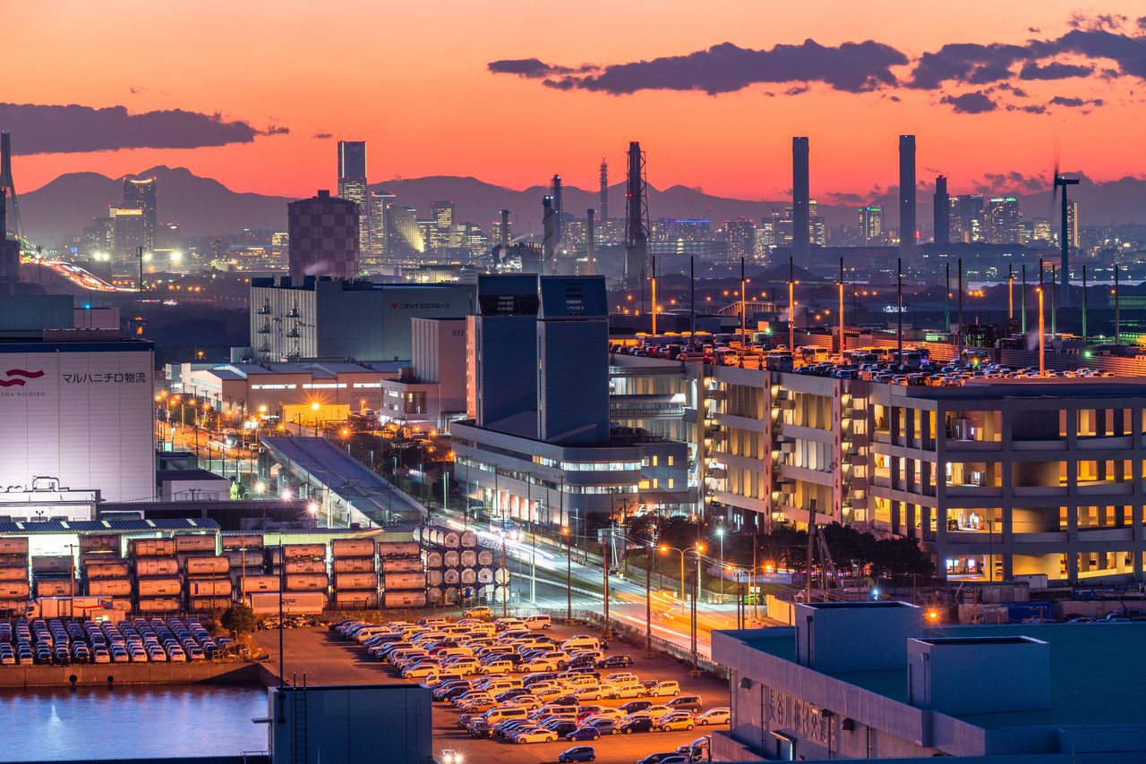 La zone industrielle de Kawasaki au crépuscule, le long de la baie de Tokyo. (© Pixta)