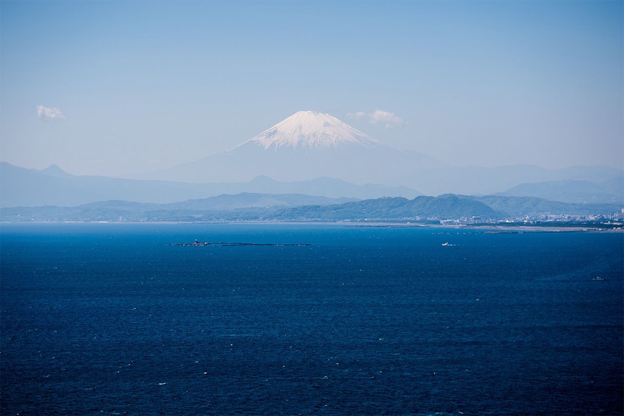 Une vue du mont Fuji depuis la plage (© Benjamin Parks)