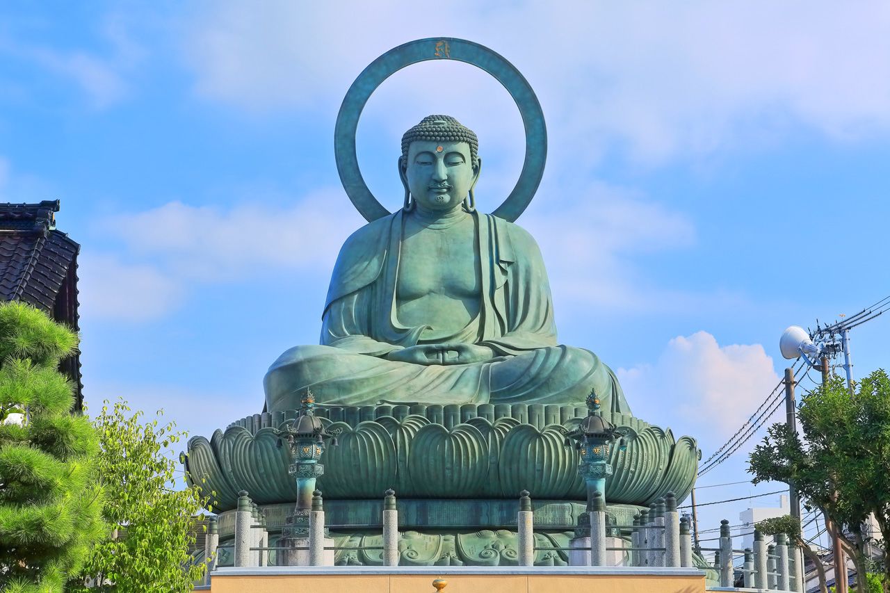 Le Grand Bouddha de Takaoka sous un ciel dégagé. (© Pixta)