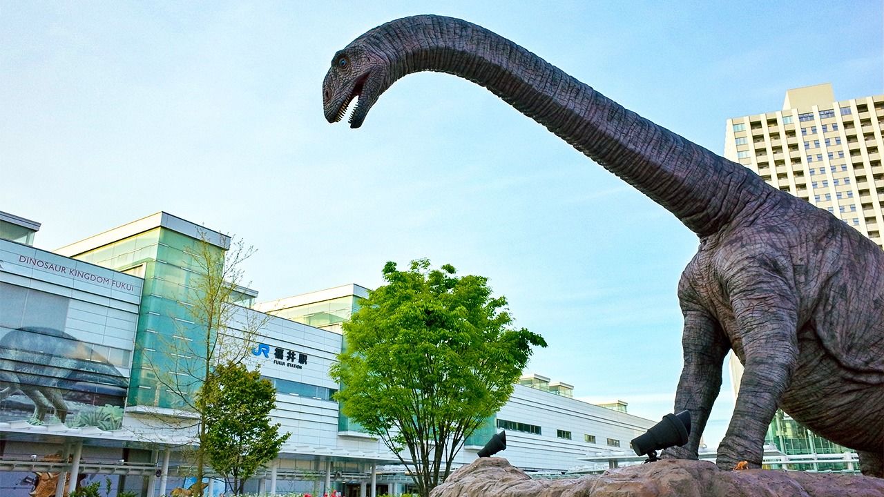 La statue du dinosaure Fukui-titan nipponensis, trônant devant la gare de Fukui.
