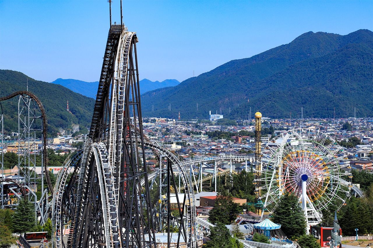 Les montagnes russes et autres attractions de Fuji-Q-Highlands. (© Pixta)