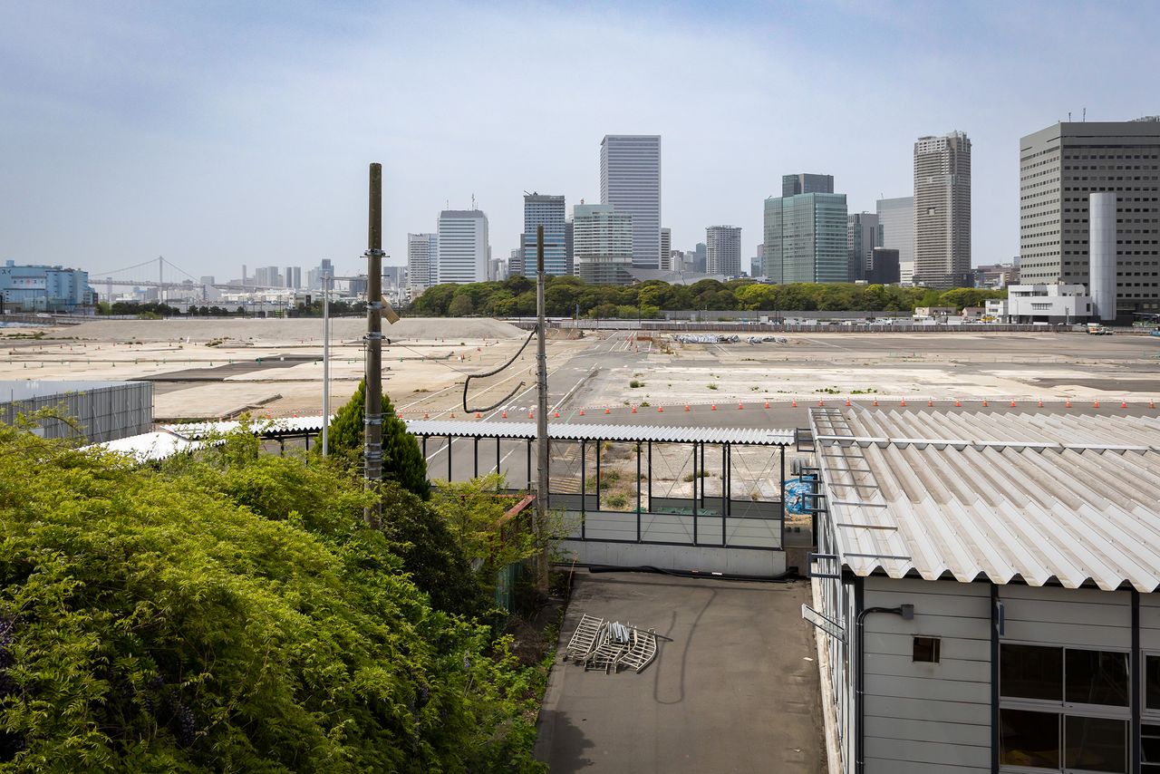 L'ancien site du marché intérieur de Tsukiji, vu du toit du bâtiment Kaikô-bashi de Tsukiji Uogashi.