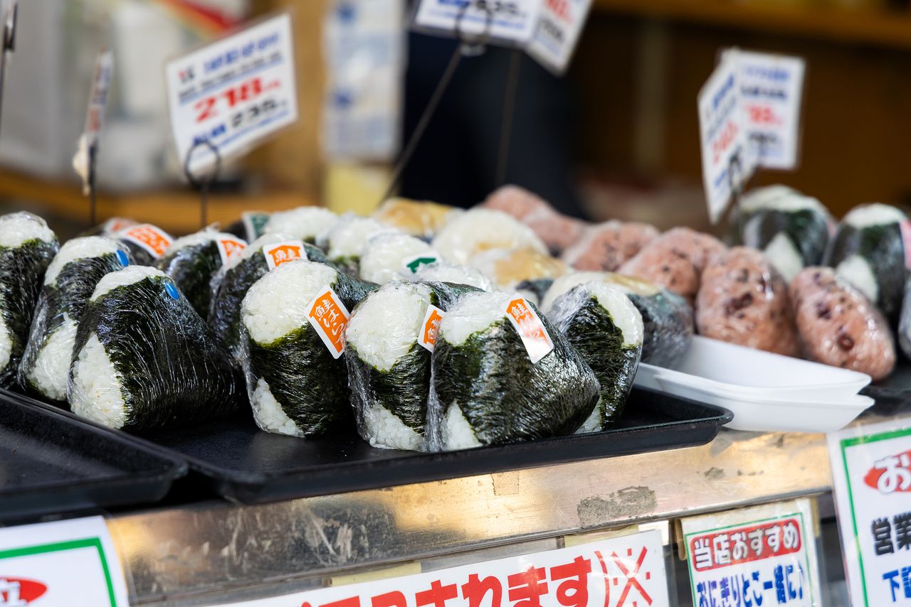 La spécialité de l'adresse est le shake harasu (partie grasse du ventre de saumon), généralement tous vendus avant même midi.