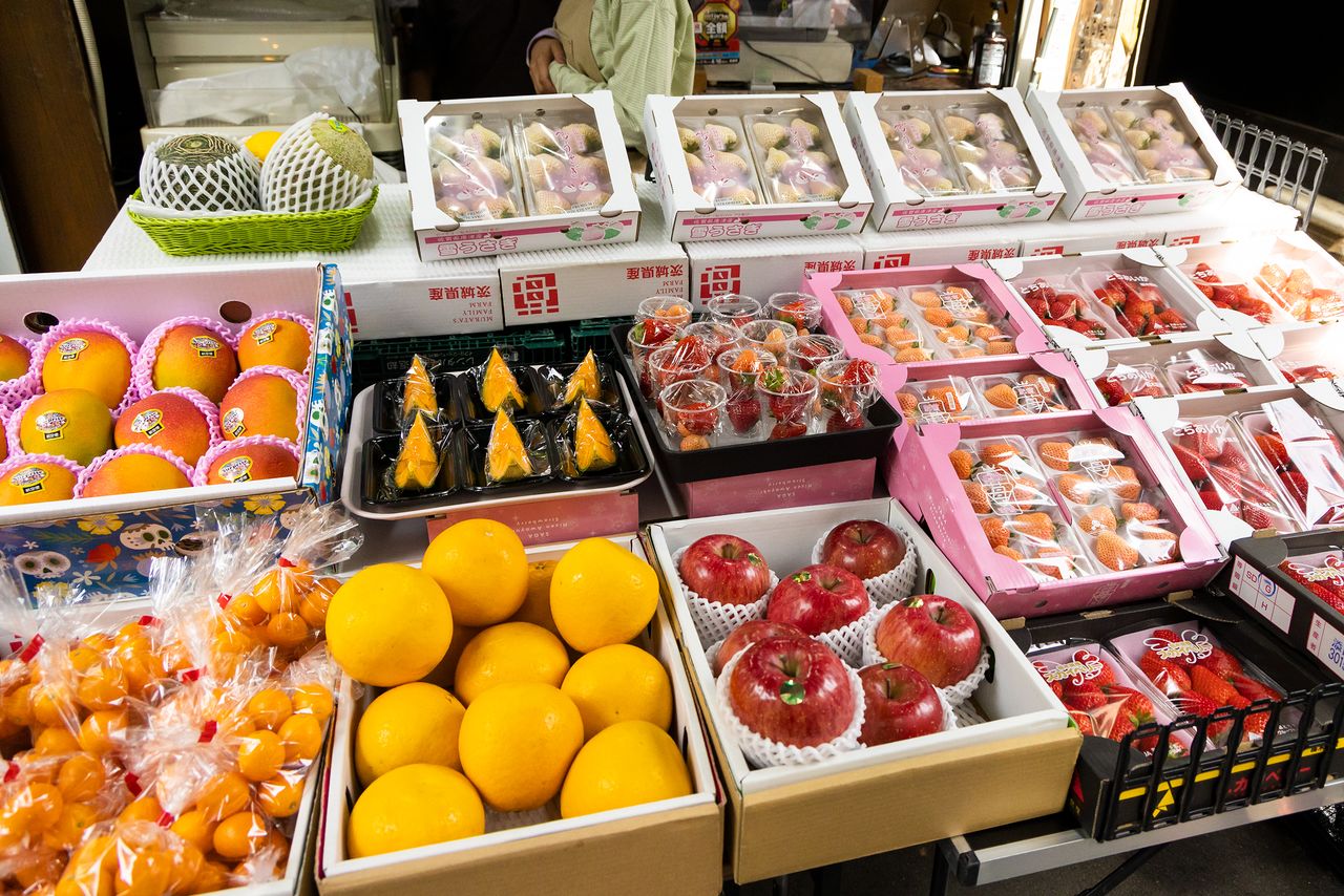 Les visiteurs peuvent acheter des fruits entiers ou profiter de petites portions.
