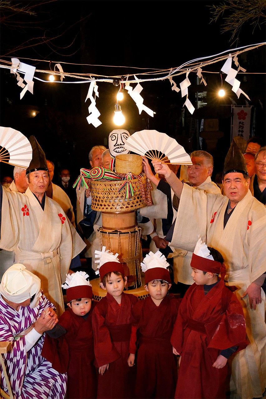 Le Taasobi au sanctuaire Tokumaru Kitano ; les participants prient pour une croissance en bonne santé à la fois des enfants et des plantations de riz. Ce festival a lieu chaque année le 11 février dans l’arrondissemnent tokyoïte d’Itabashi.
