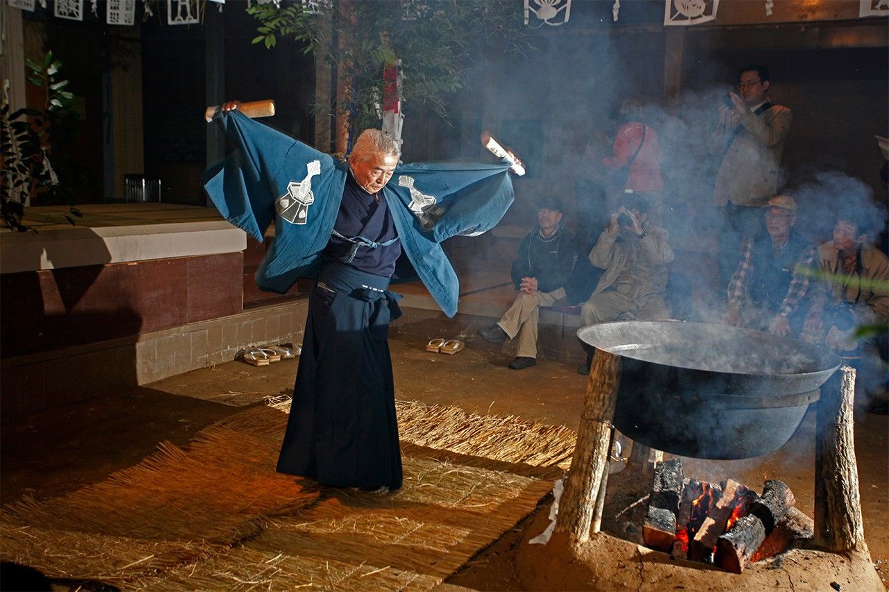 Pour le Hana-matsuri d'Okumikawa, c’est un petit peu différent puisqu’il s’agit d’une danse nocturne qui se transmet au fil des ans, dans la commune de Kitashitara, dans la préfecture d'Aichi. Les visiteurs peuvent admirer l’une de ces représentations de novembre à janvier.