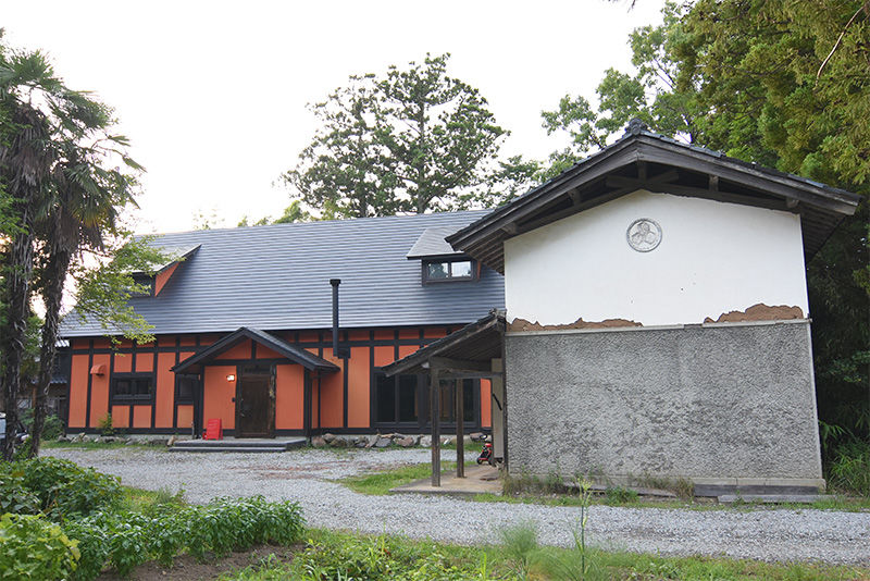 La maison, vieille de 200 ans, est devenue l'auberge traditionnelle Yosabei en mai 2016. Un ancien entrepôt situé à côté de la structure principale souligne l'histoire de ce lieu. 