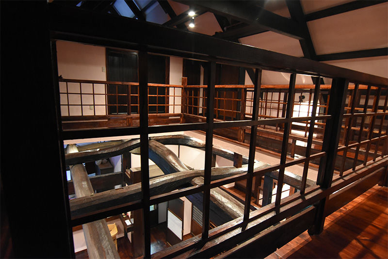 Les piliers et les poutres de l'ancienne structure ont été mis en valeur au sein du nouvel design ouvert de la maison.