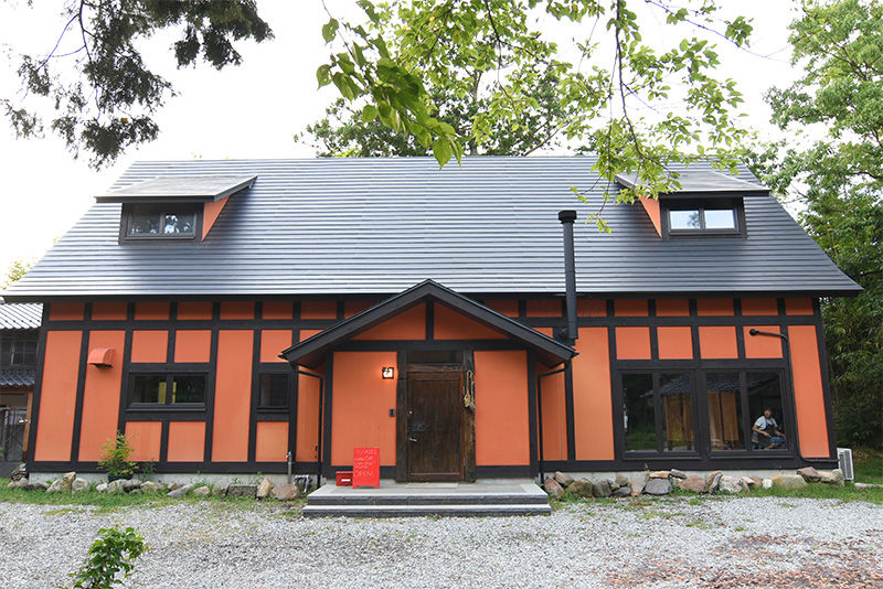 Les Nakatsuka ont choisi une couleur orange tamisée pour l'extérieur de la maison — la même couleur que le bureau de Bengs sur le continent.