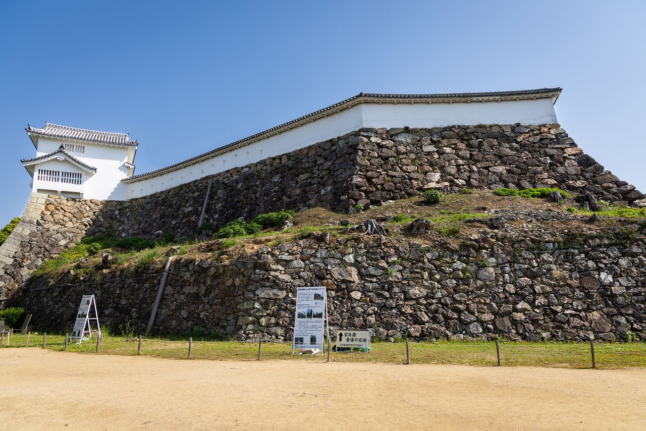 Un mur de pierre construit par Kuroda Kanbei, l’un des lieutenants de Toyotomi Hideyoshi, avant que ce chef de guerre ne prenne résidence au château.