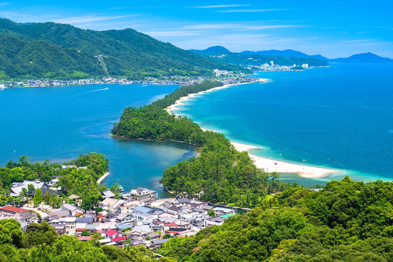 Ama no Hashidate, ou « le pont vers le paradis », est considéré comme l'un des trois plus beaux paysages du Japon. C'est une langue de sable recouverte de pins qui relie les deux bords de la baie de Miyazu, au nord de la préfecture.