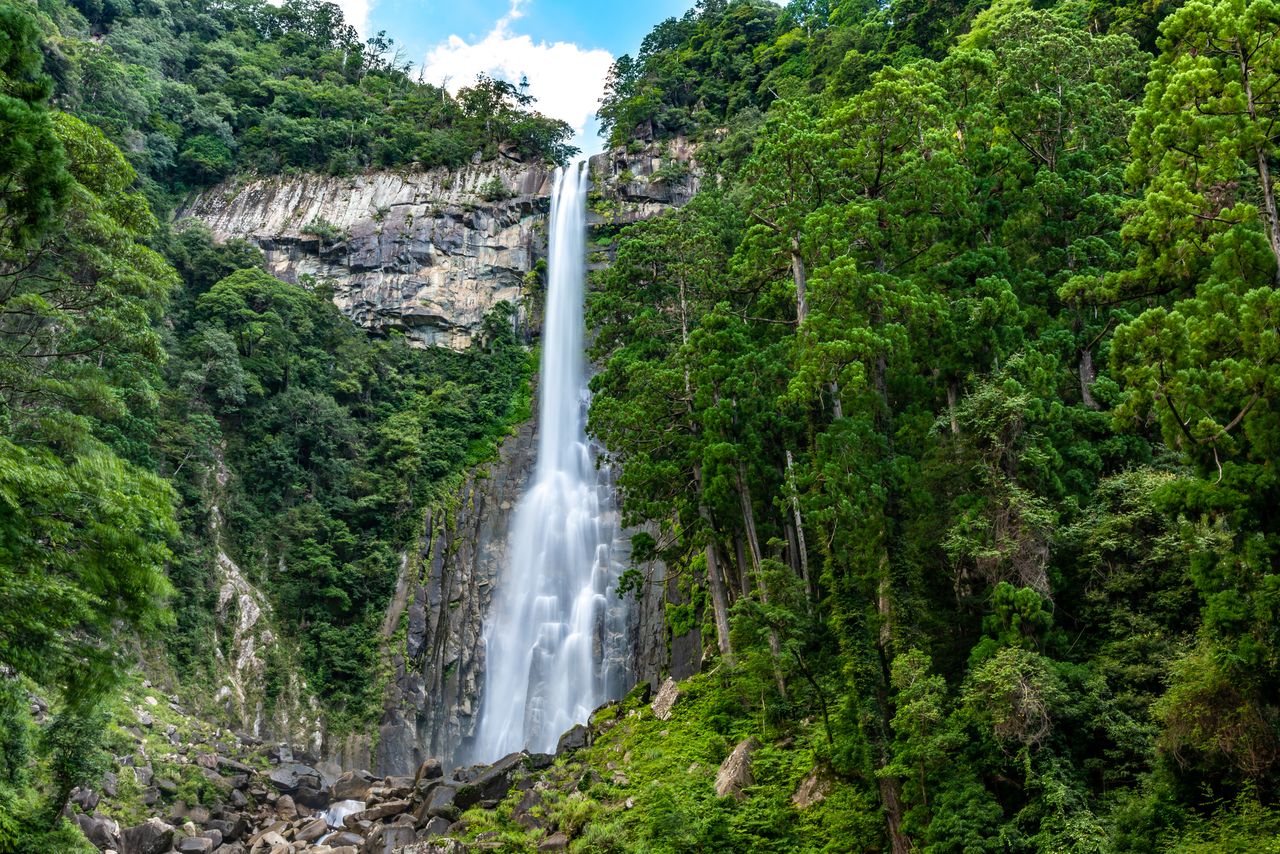 La chute de Nachi est la plus imposante cascade du Japon, avec ses 133 mètres de hauteur. (Pixta)