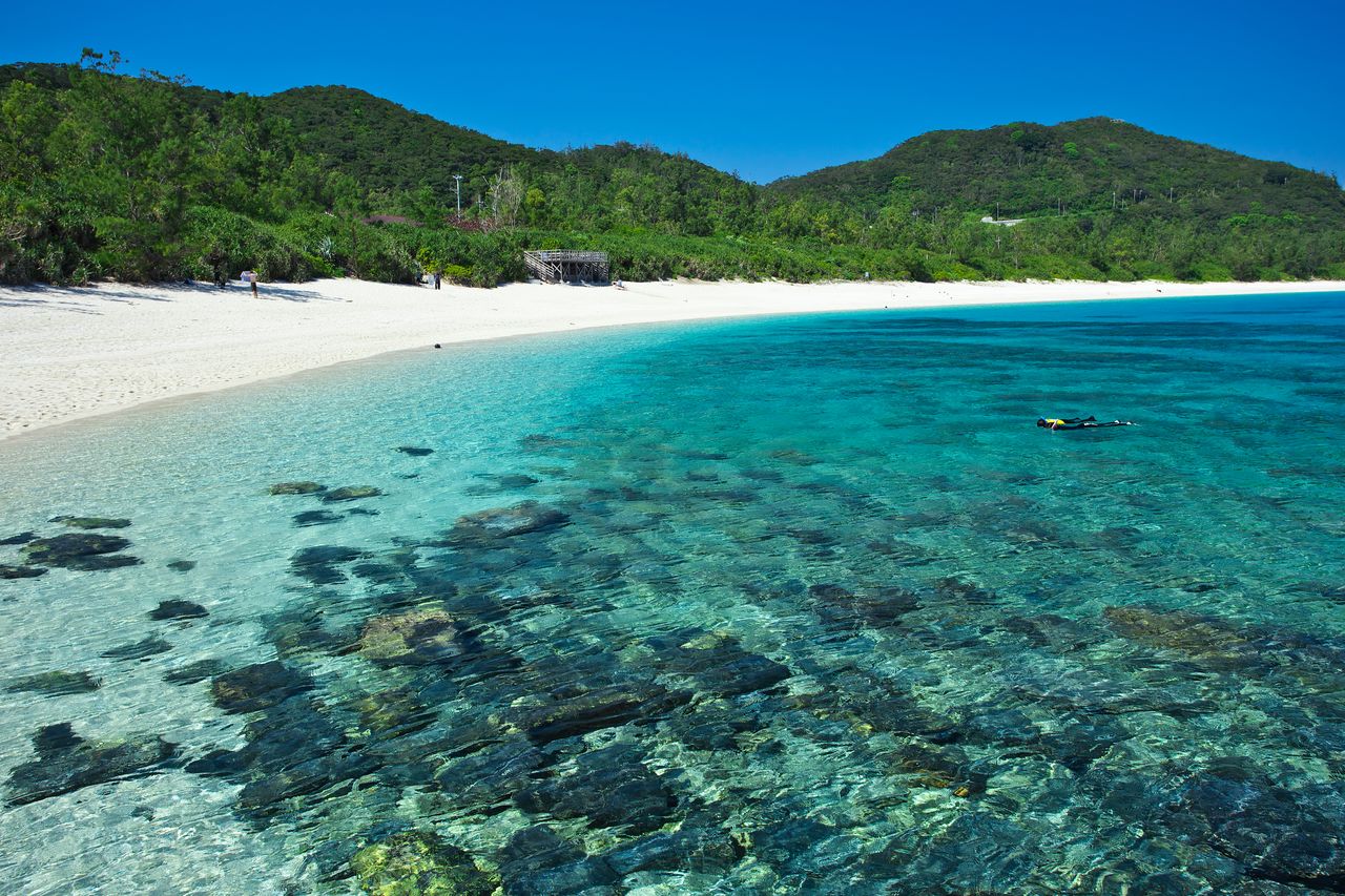 La plage de Furuzamami sur l'île de Zamami (avec l’aimable autorisation de l'Okinawa Convention & Visitors Bureau)