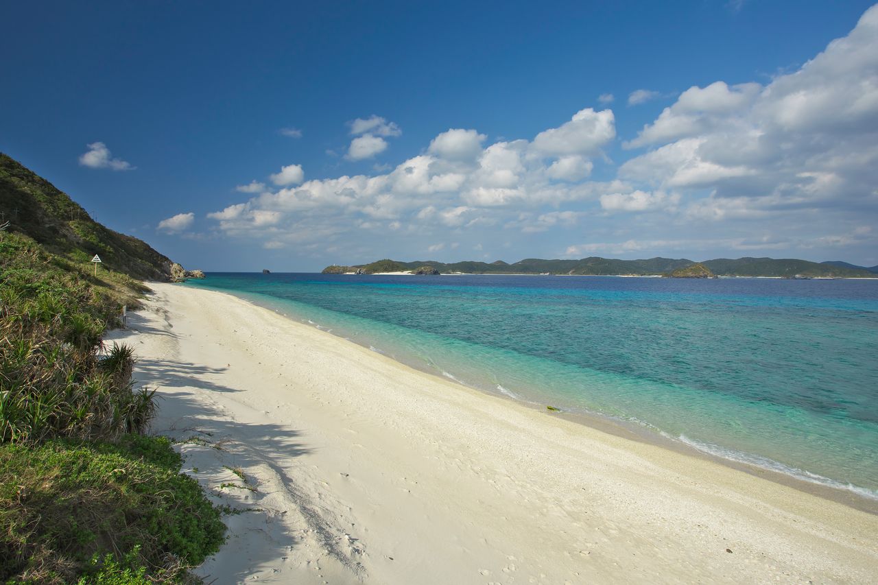 La plage de Nishibama sur l'île d’Aka (avec l’aimable autorisation de l'Okinawa Convention & Visitors Bureau)