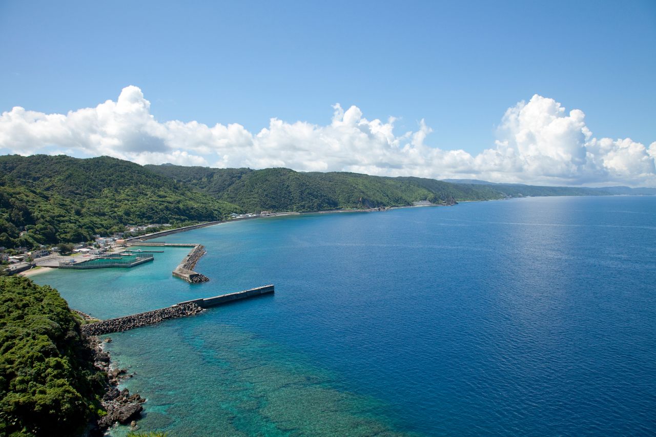 Autre vue à couper le souffle : celle sur la mer et l'océan depuis l'observatoire de la falaise de Kayauchi-banta (avec l’aimable autorisation de l'Okinawa Convention & Visitors Bureau)