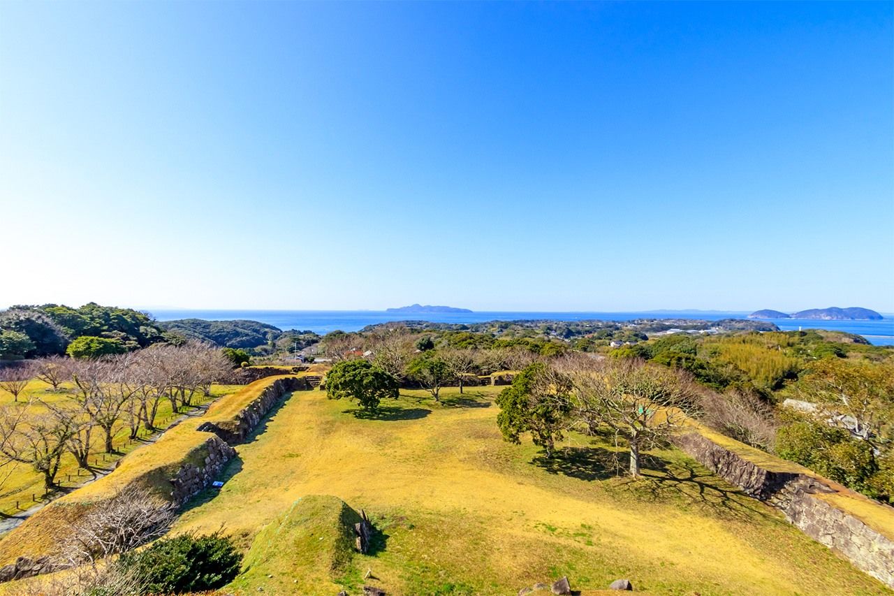 Les ruines du château de Nagoya, à Karatsu. Le donjon a été édifié par le chef de guerre Toyotomi Hideyoshi afin de préparer une invasion de la péninsule coréenne vers la fin du XVIe siècle. (© Pixta)